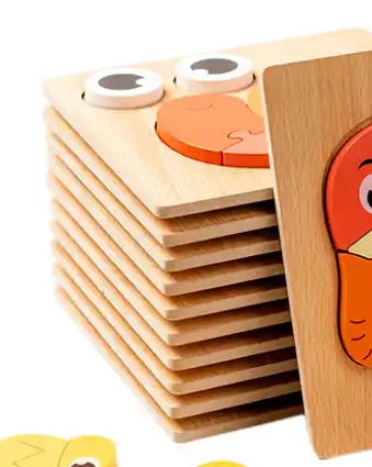 Pila de rompecabezas de madera infantil indicando descuentos por cantidad