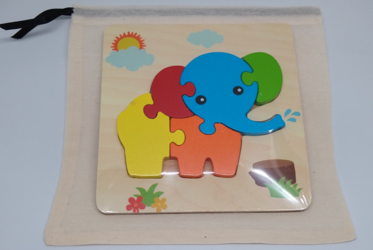 rompecabeza de amdera de elefante con bolsita portadora de fondo