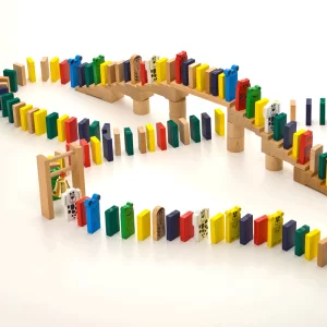 carrera de domino sobre un puente de madera