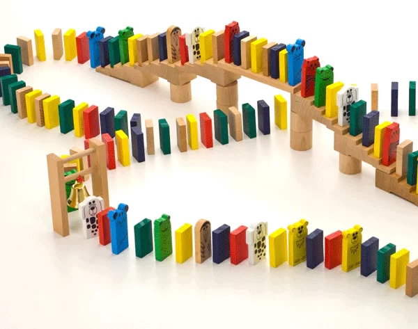 carrera de domino sobre un puente de madera