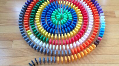 espiral de dominos multicolor.