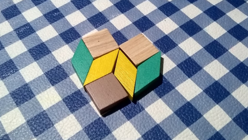 Corazón armado con mosaicos geometricos de madera colorida