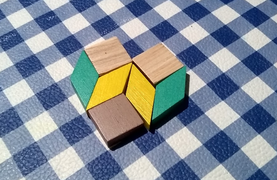 Corazón armado con mosaicos geometricos de madera colorida