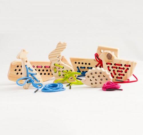 Enebradores de madera con cordones coloridos