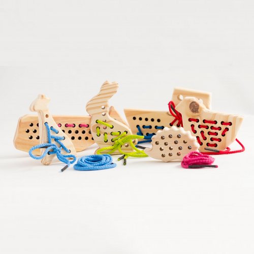 Enebradores de madera con cordones coloridos