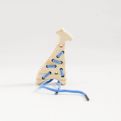 Juguete de madera enebrado con cordon azul forma de jirafa