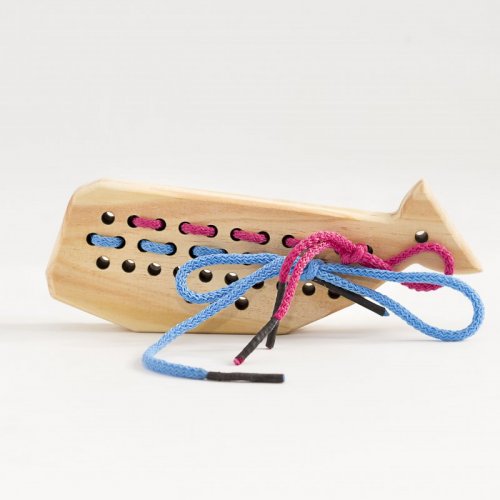 Enebrador de madera con forma de ballena con cordones azules y rojos